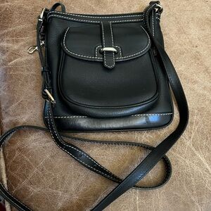 Dooney & Bourke crossbody.  Leather. Black. Silver hardware.